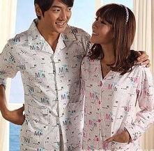 睡衣情侣欧美视频在线,甜蜜家居生活瞬间