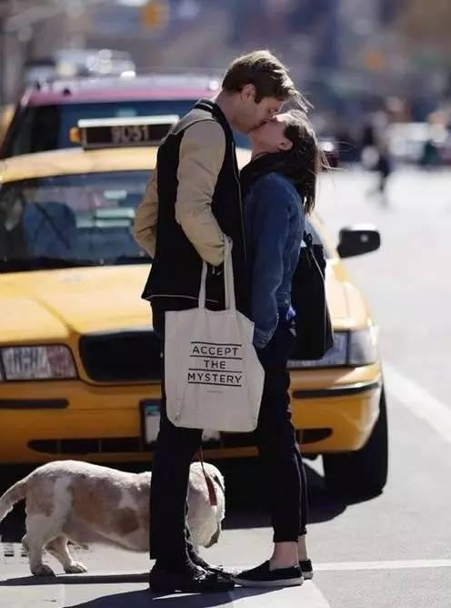 睡衣情侣欧美视频在线,甜蜜家居生活瞬间