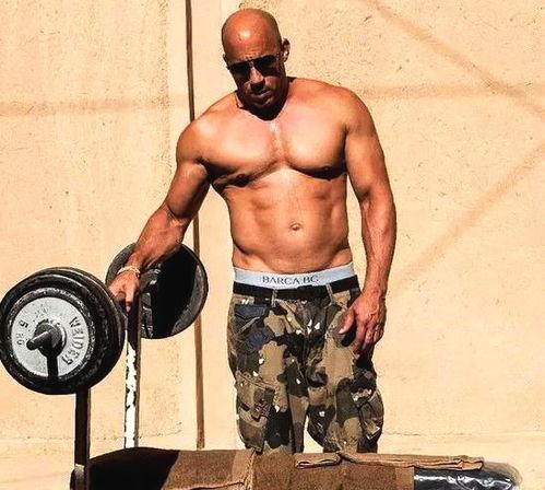 欧美肌肉壮汉西装视频,硬汉柔情，西装革履下的力量与魅力