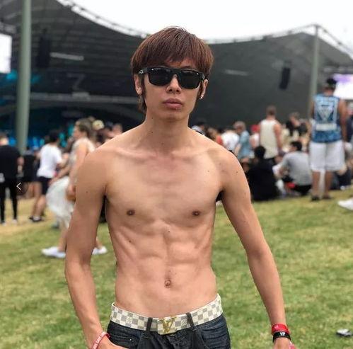 欧美腹肌男绘画视频,动感绘画视频带你领略肌肉之美